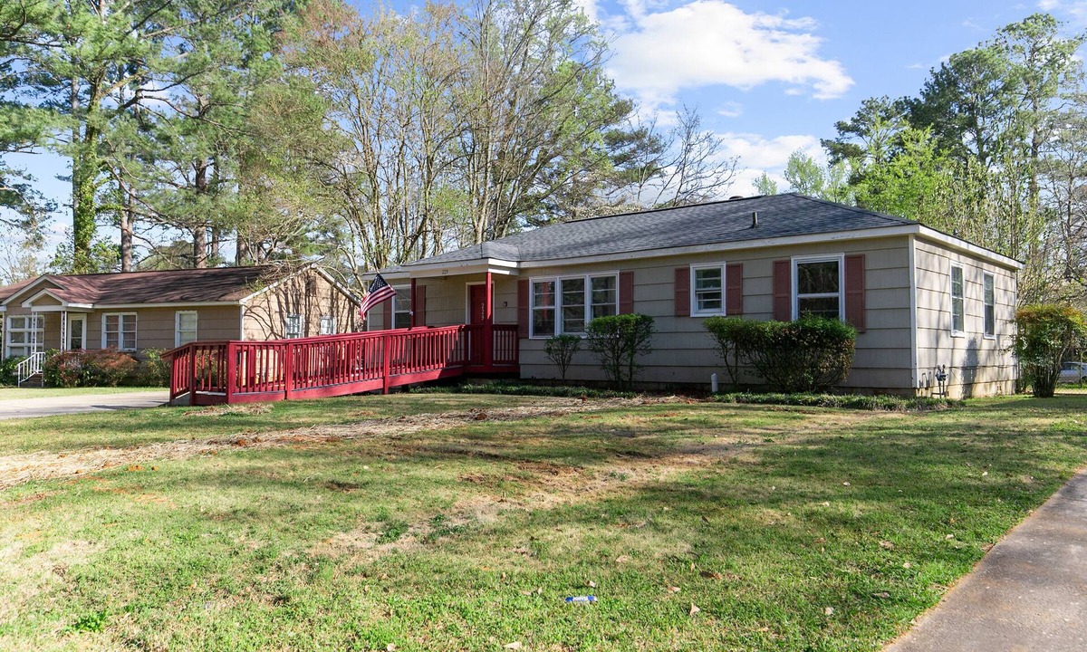 New Castle House | The Gathering House- Groups/Backyard Retreat/Grill