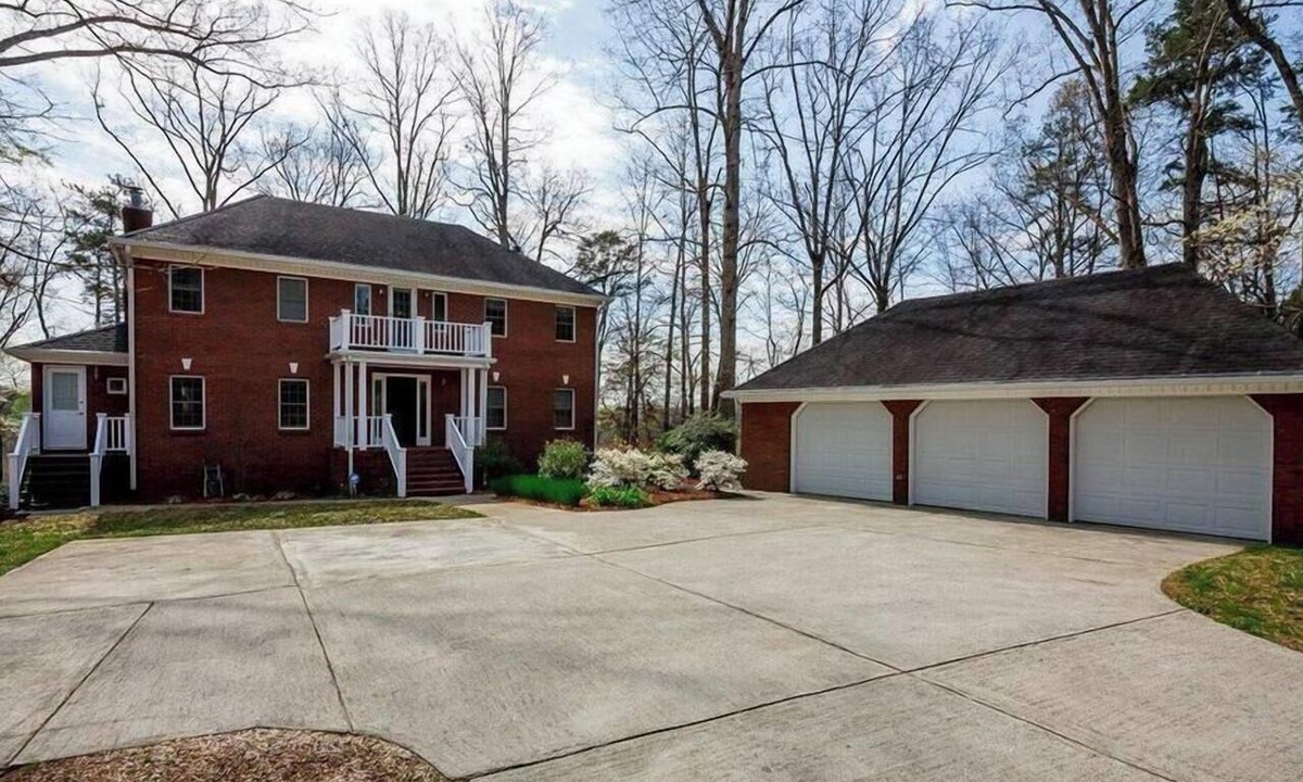Suwanee House | The Hill-Private Estate Near Atlanta-Huge Home, 2 Kitchens, Ideal for Gatherings