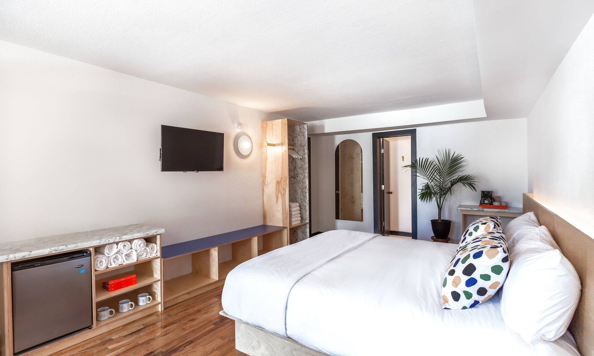 Berry Hill Hotel | The Iris Motel