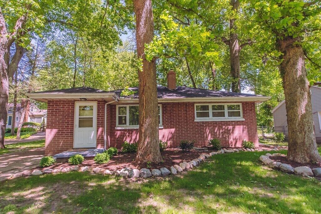 Wooded Estates House | The Joyce - Updated Wooded Estates 3 bedroom house, easy walk to stadium and Backer!