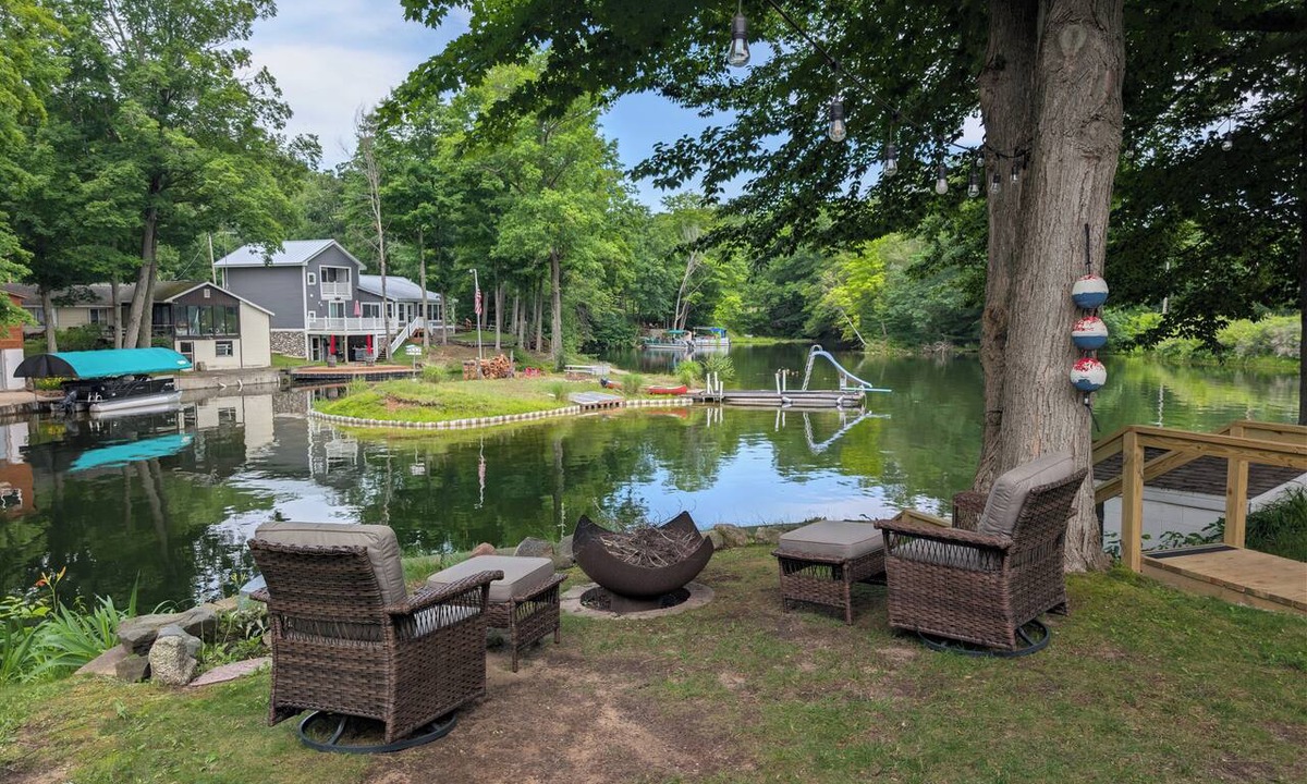 Mesick House | The Mesick Hideaway – 5BR/3BA Family Fun Spot w/Lake, River & Hiking Trails