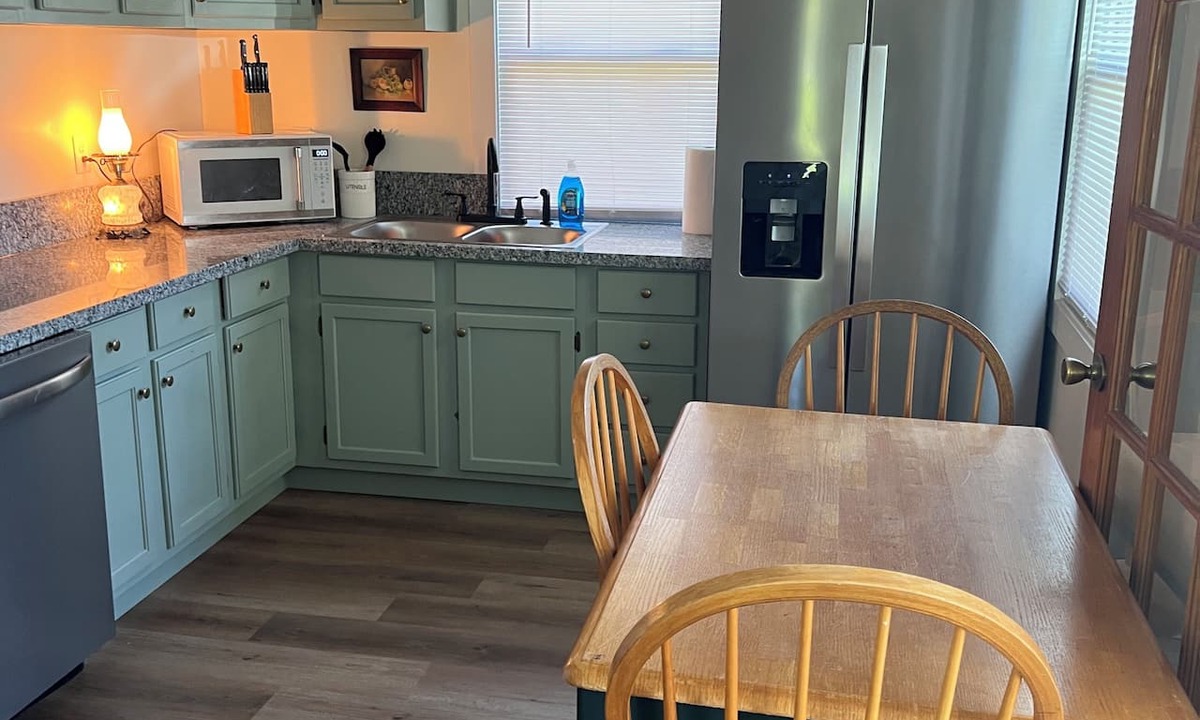 Livingston House | The Miller House-Charming 2-bedroom house with AC in cozy Livingston