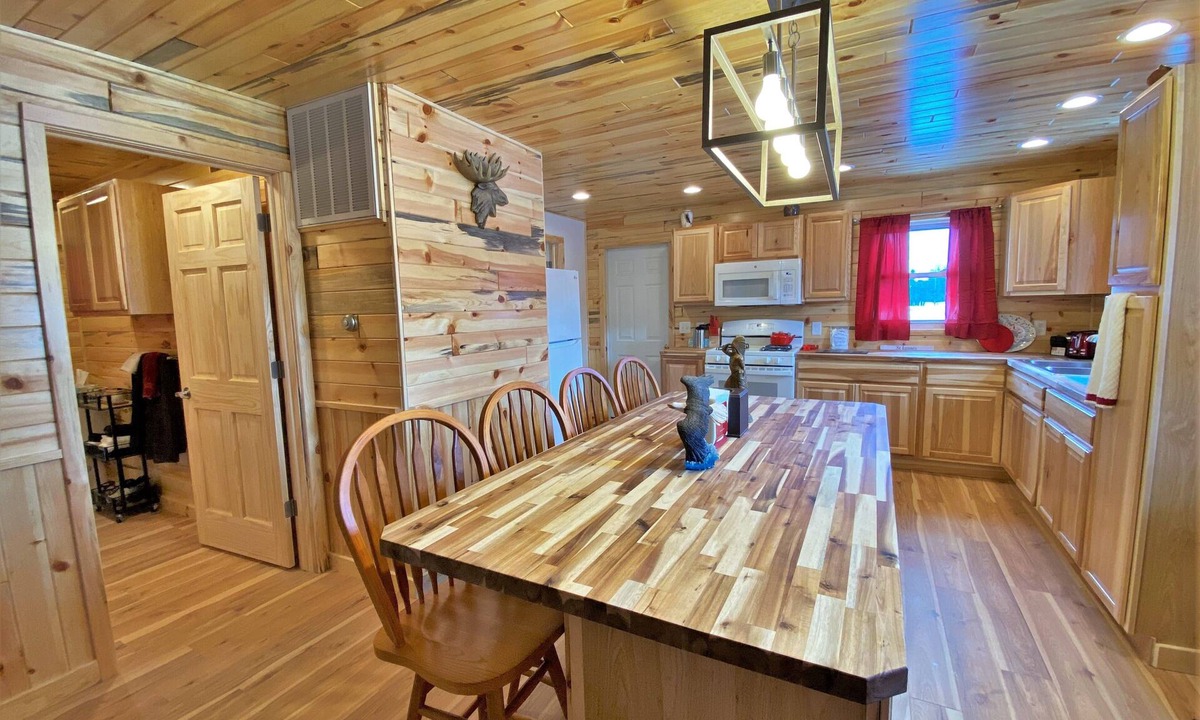 St Ignace House | The Red Pine in St. Ignace