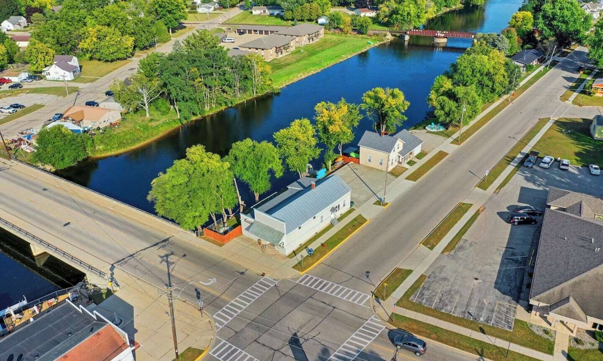 Oconto House | The Waterfront- Game Room!Movie Theatre! 6 Bedrooms! Bunk Room!
