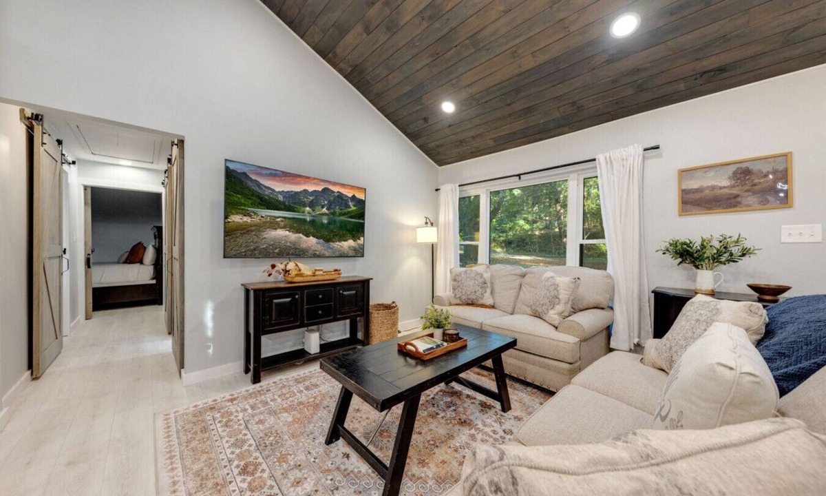 Eagleton Village Cabin | The White Lodge | 4BDR | Sleeps 8 with Fire Pit!