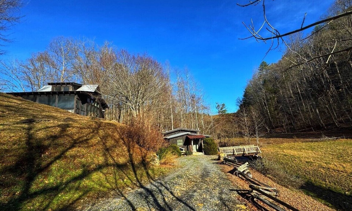 Ellijay Cabin | These charming cabins blend modern design with rustic beauty, offering a peaceful retreat where the main cabin sits one step from a stream, perfect for dining by the water, with stunning views of the surrounding landscape.