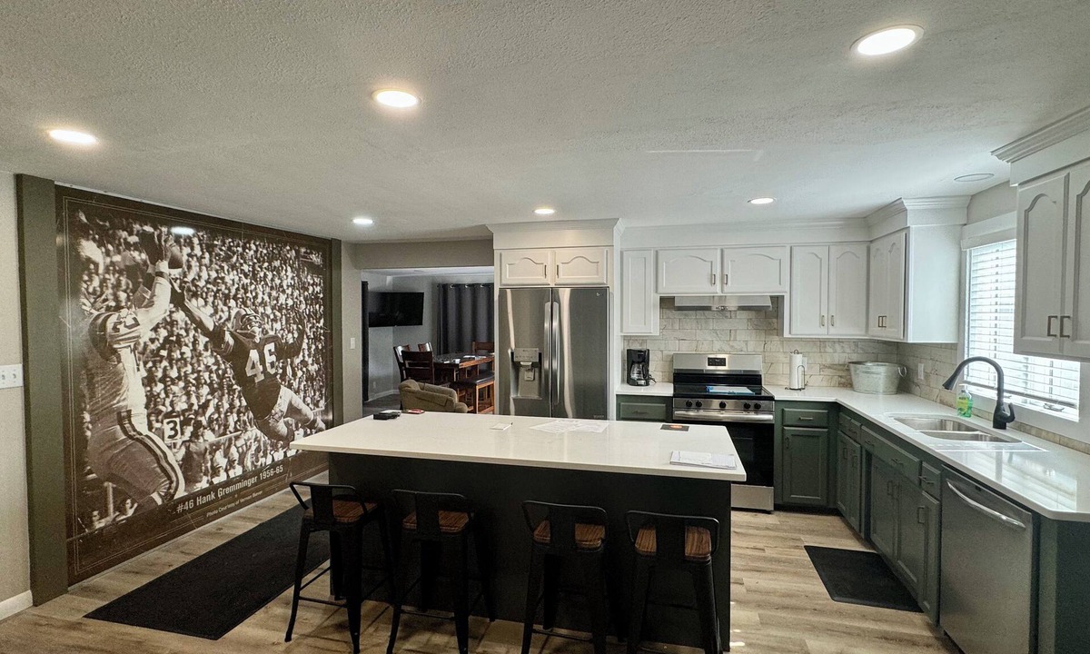 Green Bay House | TOUCHDOWN! Game Day Ready - Walk to Historic Lambeau - Sleeps 12 - 5★ Home