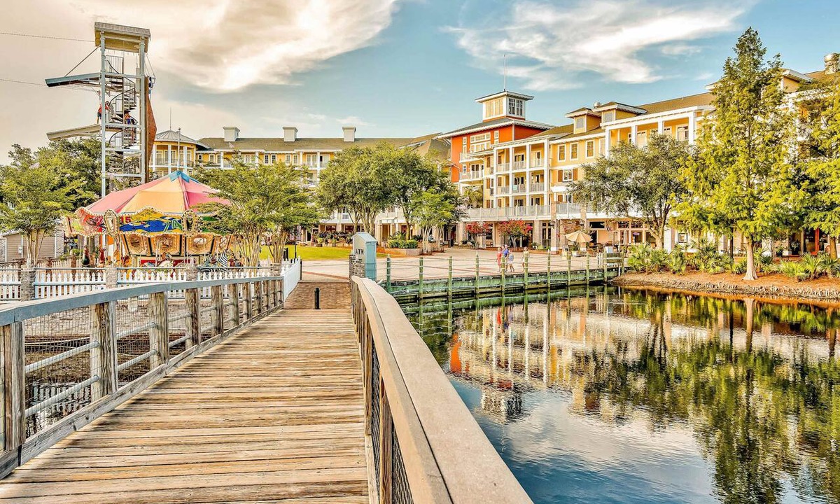 Baytowne Wharf Apartment | Tropical condo at The Village of Baytown Wharf with AC, pool, hot tub, & gym