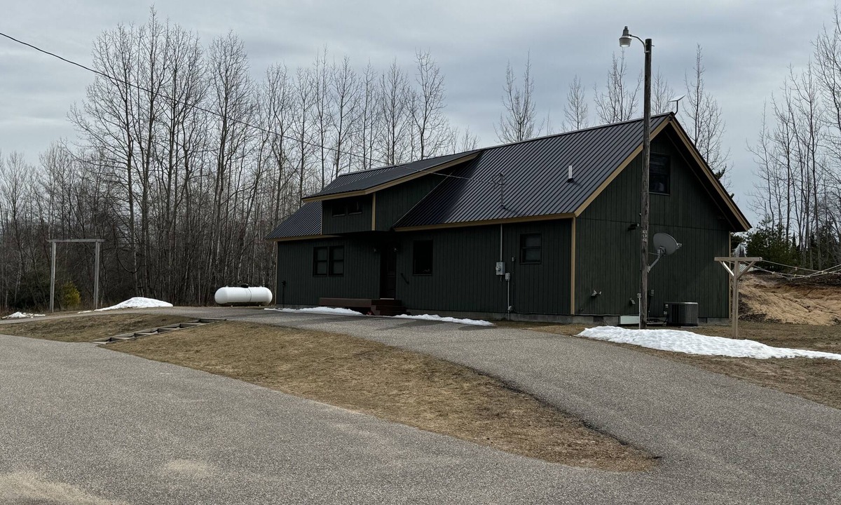 Rudyard Cabin | TROUT LAKE - Unique U.P. Lodge on Trail - Sleeps 18 - Starlink internet!
