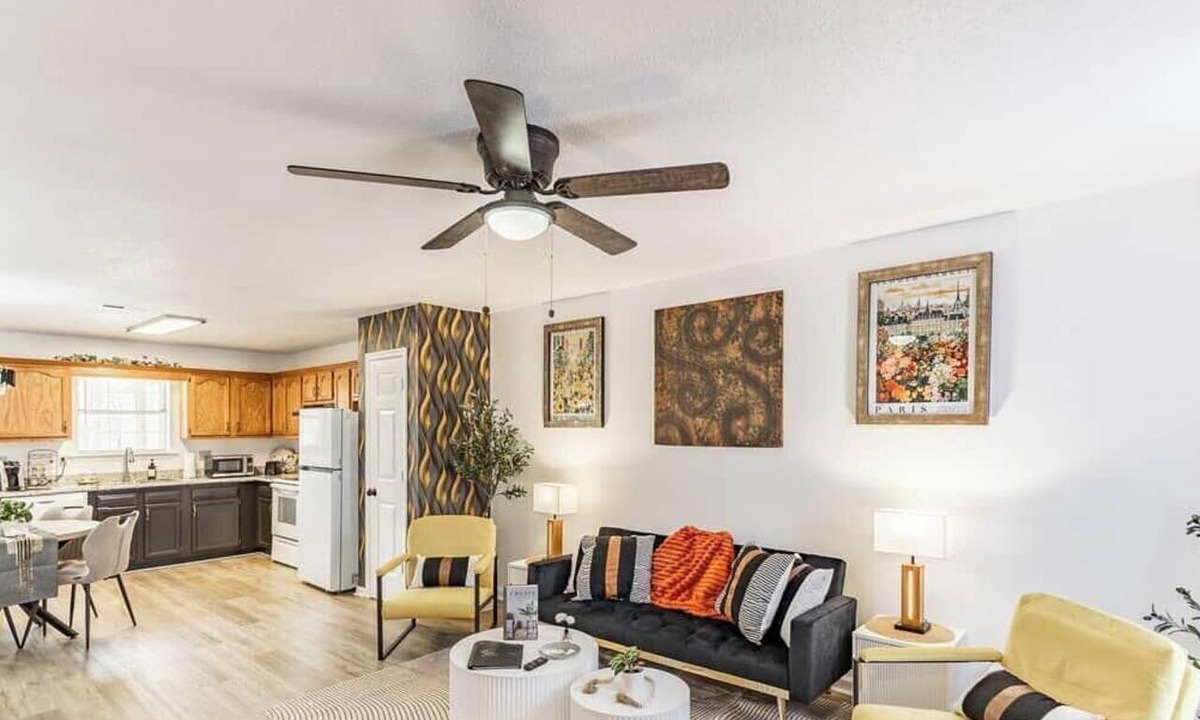 Decatur House | Two Modern 2BR Townhomes Sleeps 8 Decatur AL