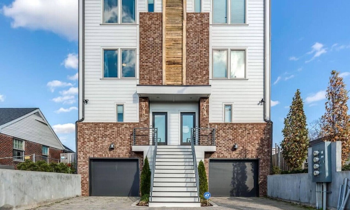 East Nashville Villa | Two side-by-side homes for groups near Nissan Stadium