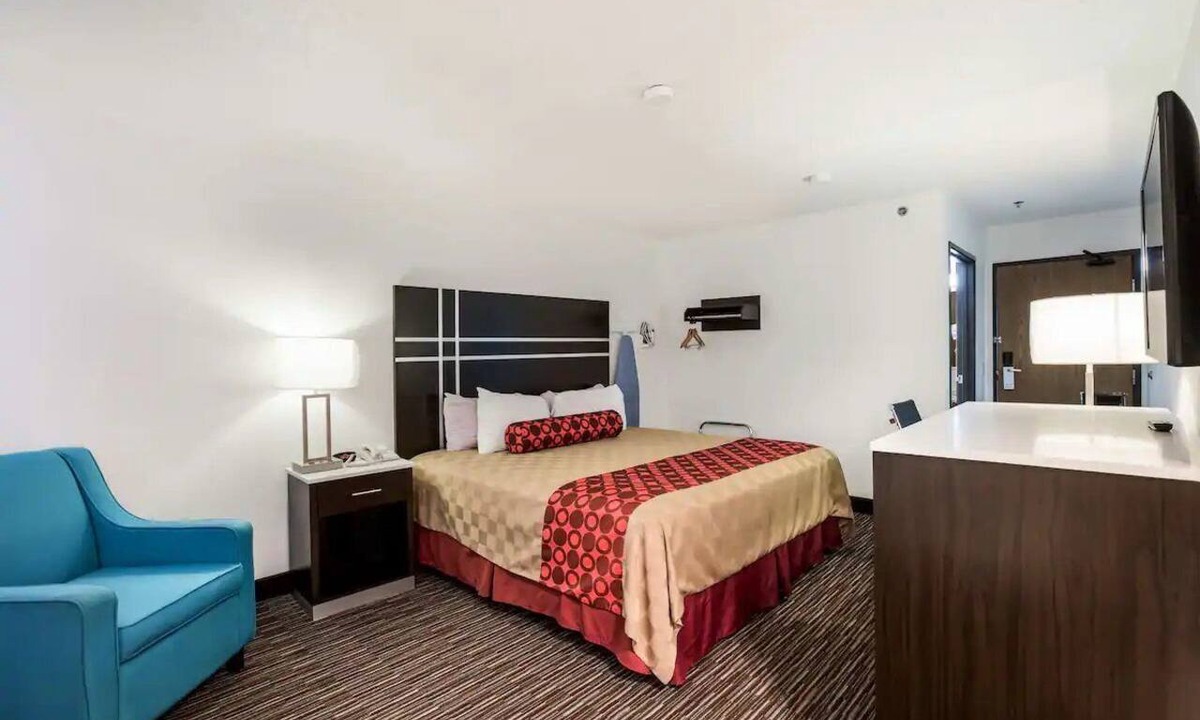 Charlotte Hotel | Unwind in a Modern Room w/Free Breakfast |Near Courthouse Square Museum - 1.2mi