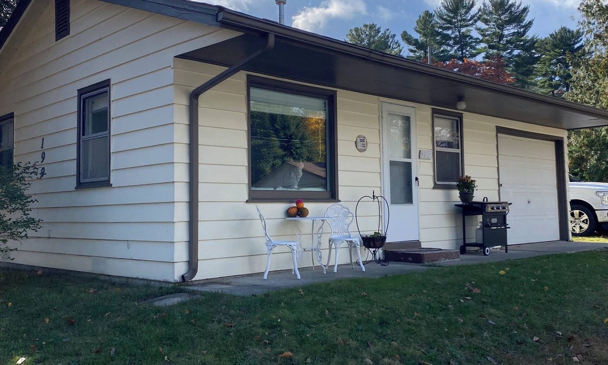 Houghton Lake Cottage | Updated 1-bed Cottage 3 doors from Houghton Lake w/WiFi and next to Golf course