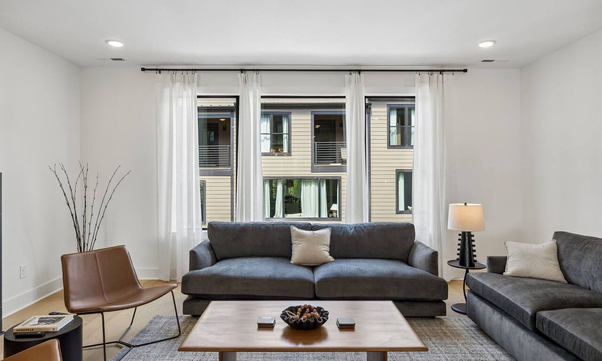 Hurwood Heights Condo | Upscale home featuring rooftop lounge with hottub!