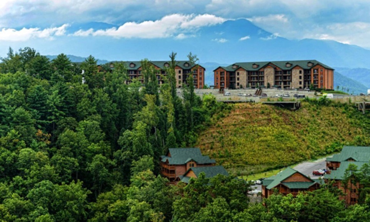 Gatlinburg Resort | VIEWS! 2 BD-2 BA WATER PARK! MOUNTAIN TOP! PET! March, June, July, Christmas