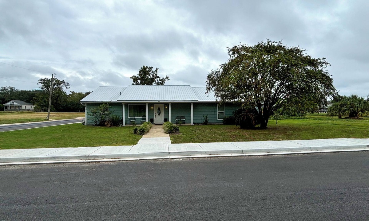 East Biloxi House | Walk to Beach, Casinos & Art – 4BR/4BA with Spacious Covered Porch!