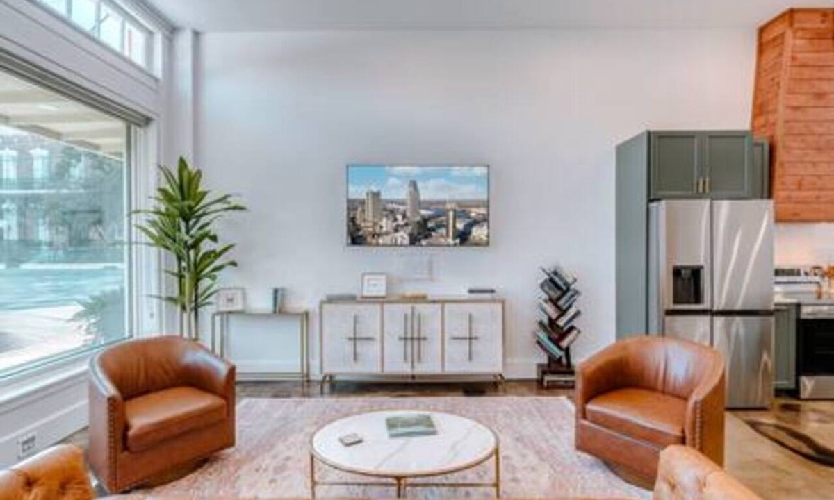 Central Business District Apartment | Walk to everything Downtown Mobile Pets Welcome
