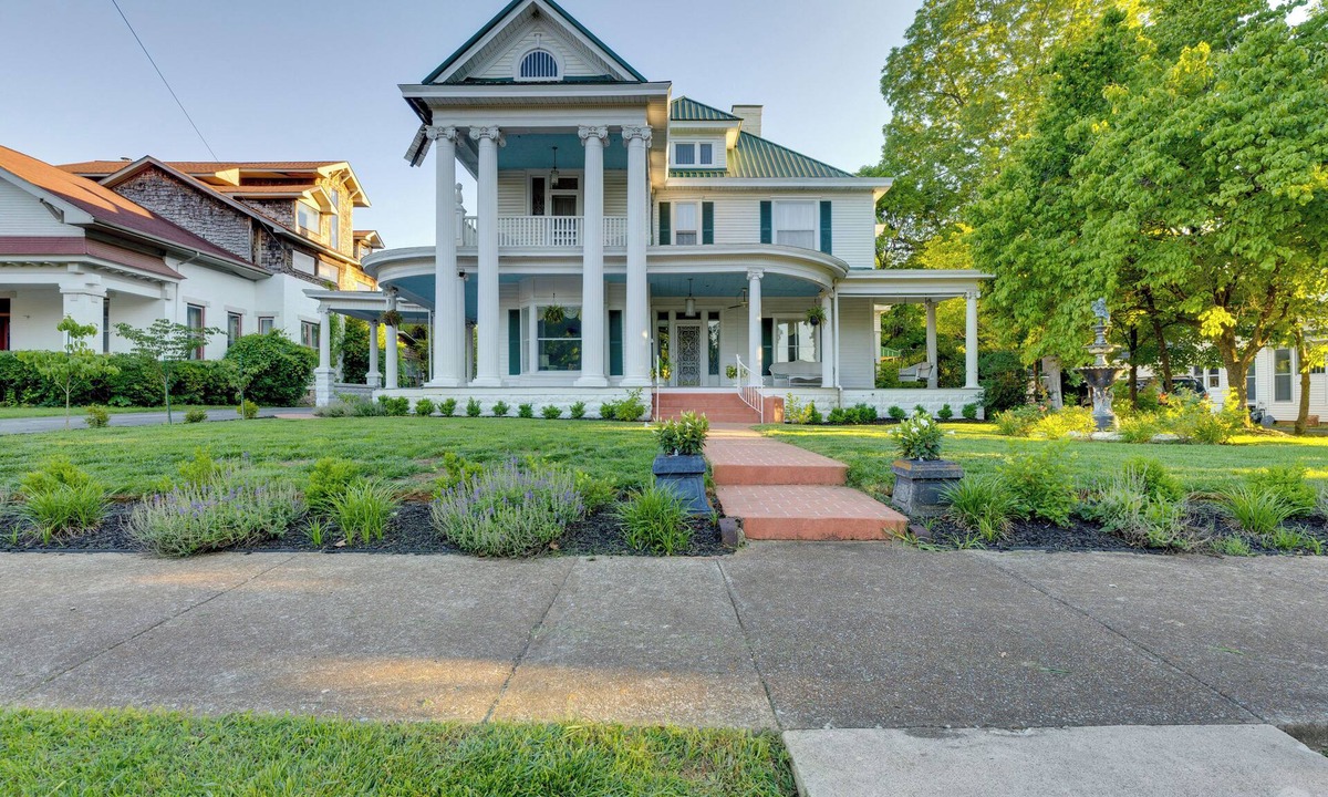 Lawrenceburg House | Walk to The Square! Historic Lawrenceburg Home