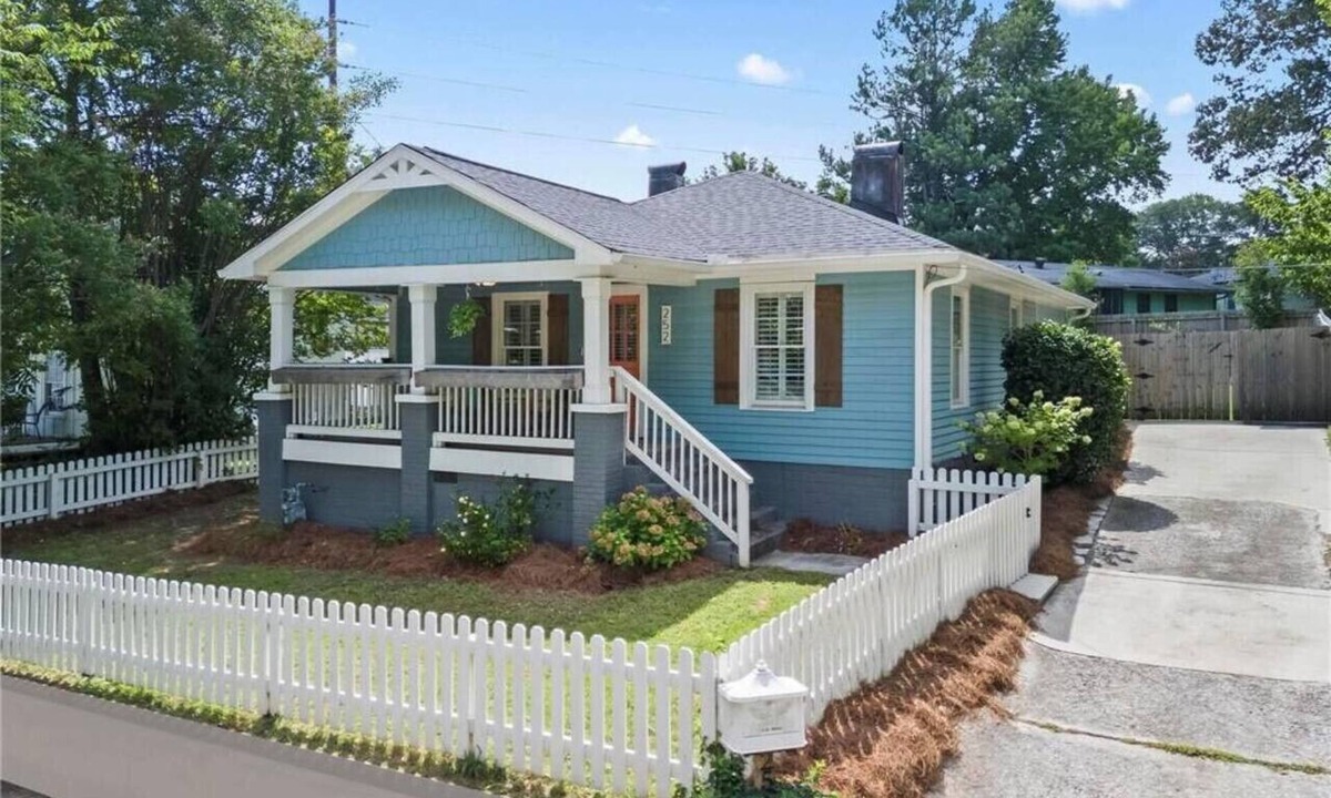 Marietta House | Walk to the Square - Marietta’s Bluebird Bungalow