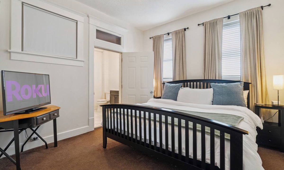 Downtown Chattanooga House | Walk & Wander - Choo Choo, Eats, Southside Fun - Sleeps 12