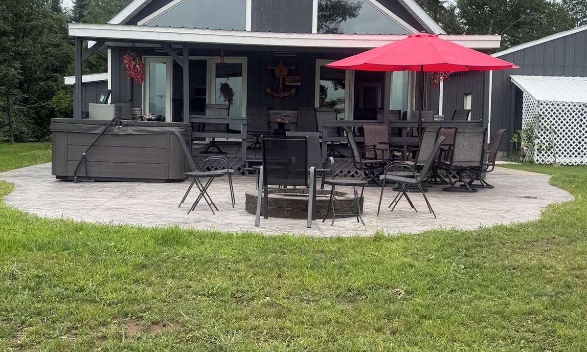 Barbeau House | Waterfront 3-bedroom house with outdoor hot tub in Barbeau
