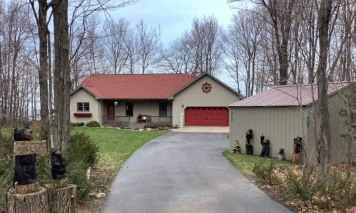 Brimley House | Waterfront Spacious 4 bedroom beach lake house in beautiful Brimley-Bay Mills