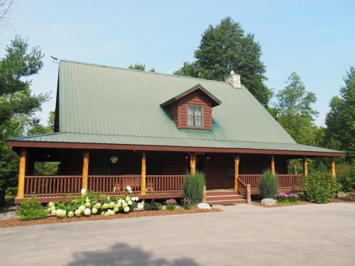 Thompsonville House | Weatherwood - Gorgeous Luxury Cabin with Spa!