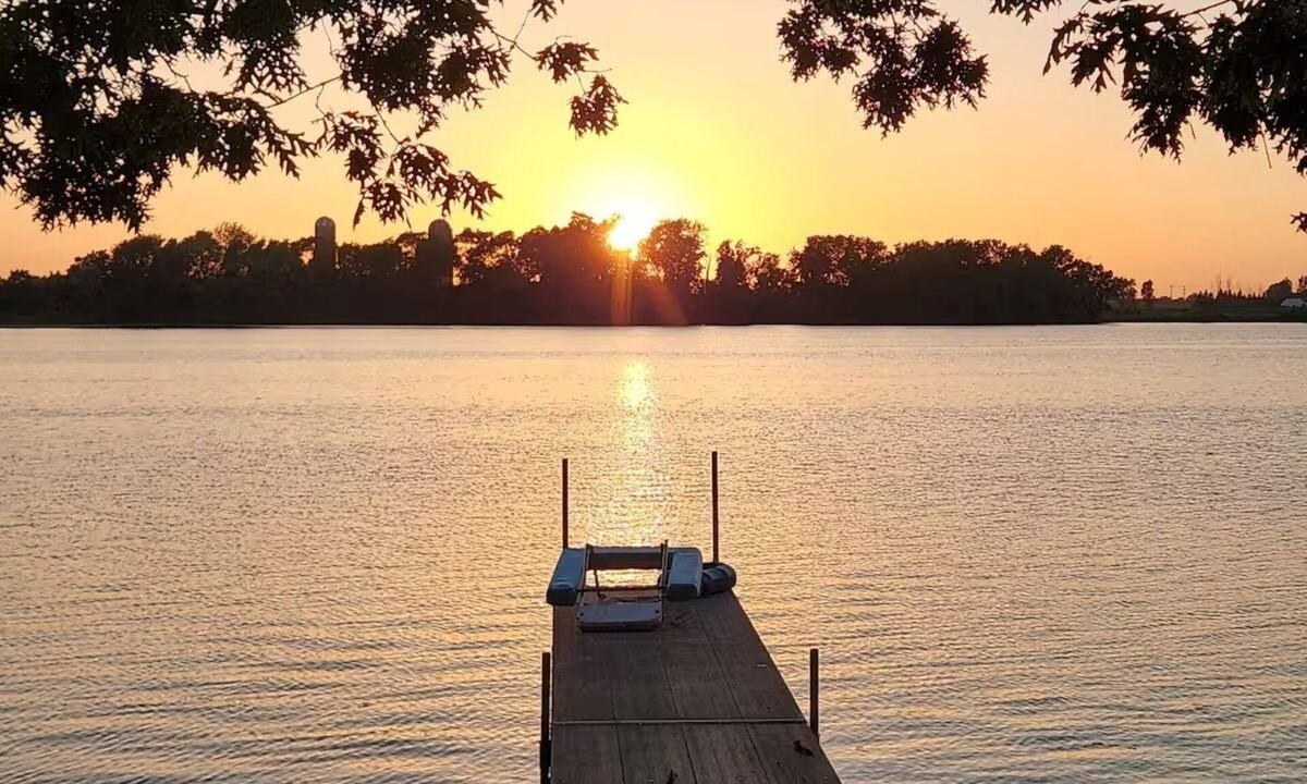 Fulton House | Welcome to your perfect getaway on All Sports Sand Lake