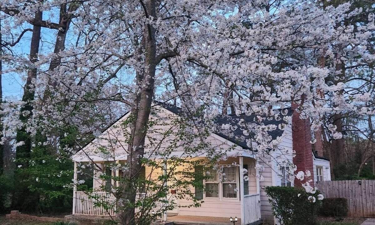 Church Street Cottage | Welcoming 2 bedroom/2 bath Atlanta bungalow with off street secure Parking