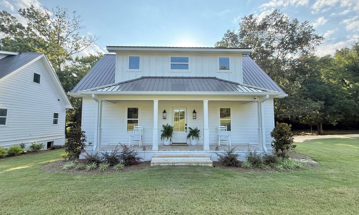 Houston Cottage | Where Historic Charm Meets Comfortable Cottage Stays in Mississippi