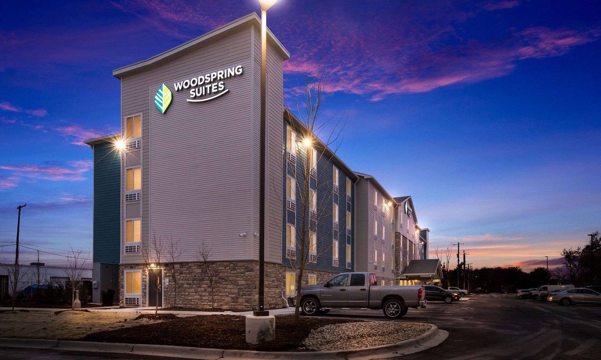 Madison Heights Hotel | WoodSpring Suites Detroit Madison Heights