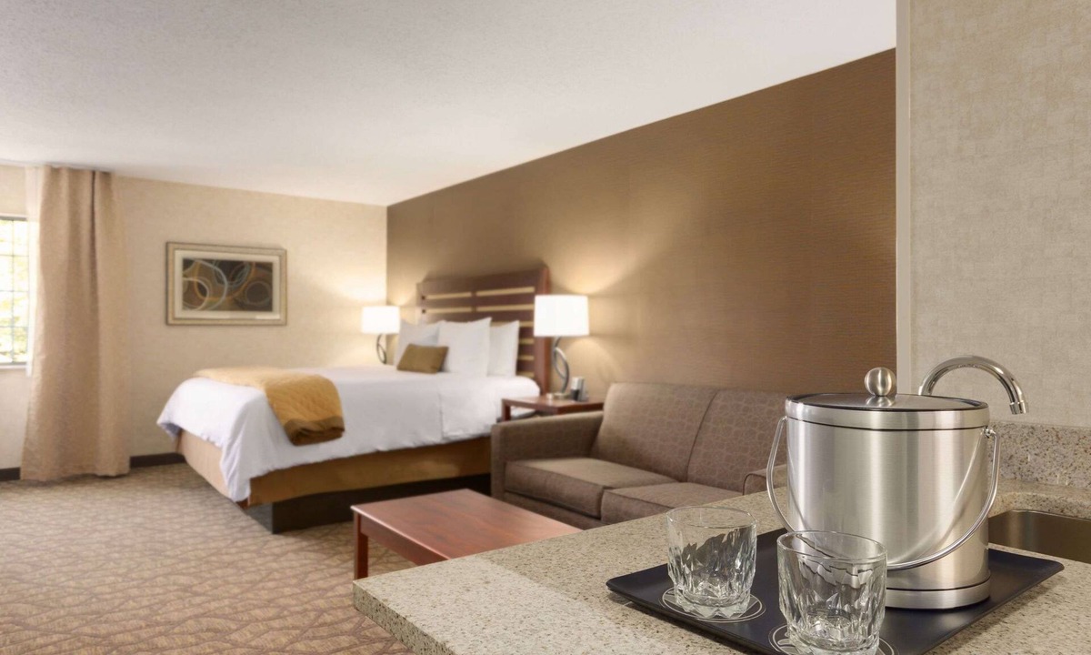 East Paris Hotel | Wyndham Garden Grand Rapids Airport