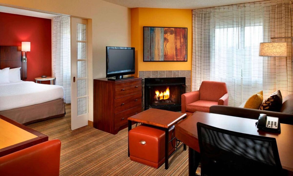 Warren Hotel | Your Home Away From Home! 2 Posh Units, w/Kitchen! Pet-Friendly, Free Breakfast