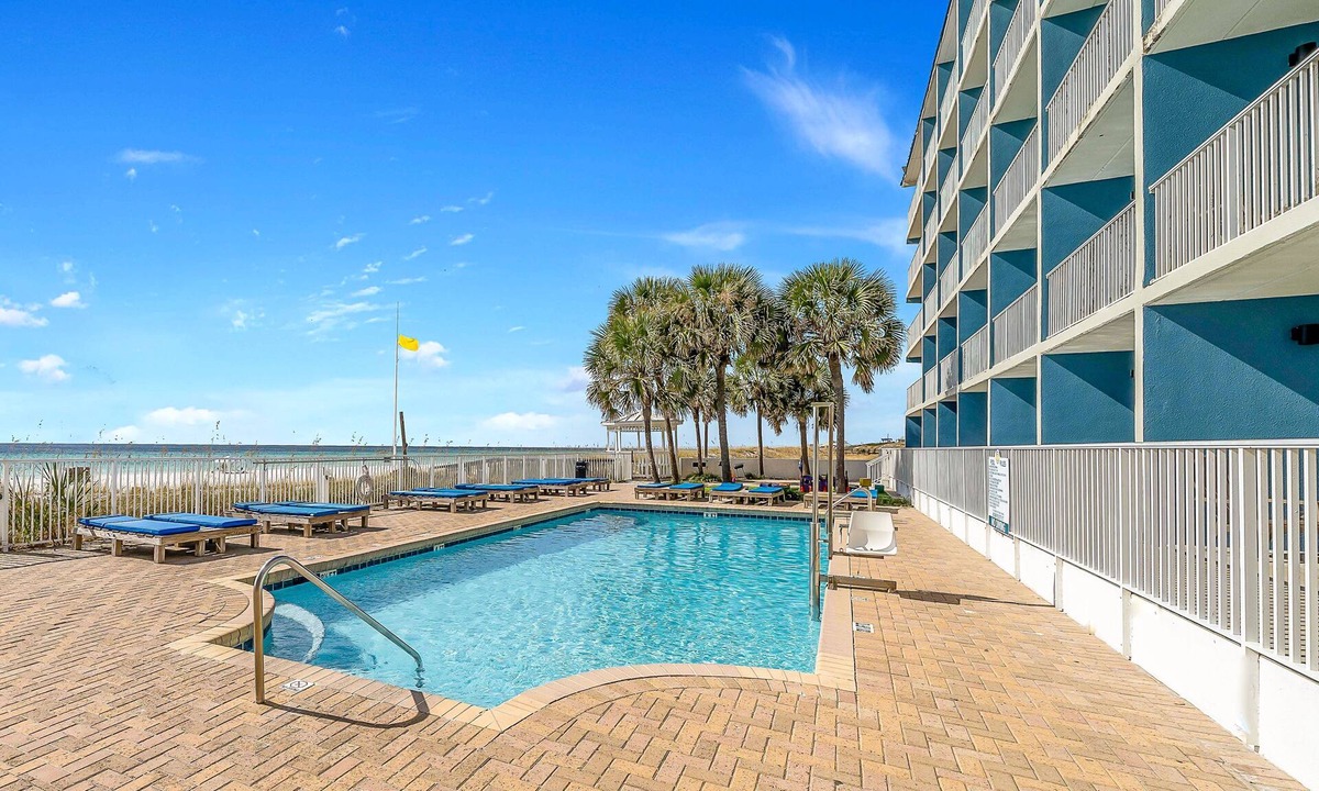 Fort Bay Hotel | Your Ultimate Leisure Stay Near Gulf World Marine Park! 4 Relaxing Units, Pool