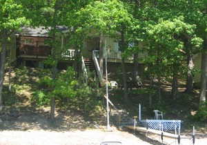 Lakefront Vacation House with Fireplace and Hot Tub.