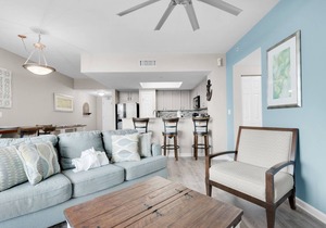🌅Palms 1602 Updated Condo 🌴Beach Nearby + Lagoon Pool