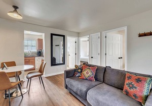 Sleep 6! Free Parking! 1 Mile From Broadway!