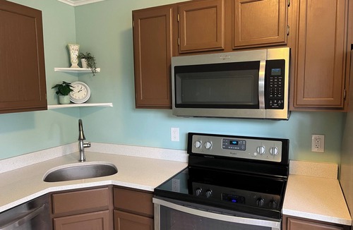 Plymouth House | 1-bedroom apartment in adorable Old Town Plymouth and less than a mile from DTW