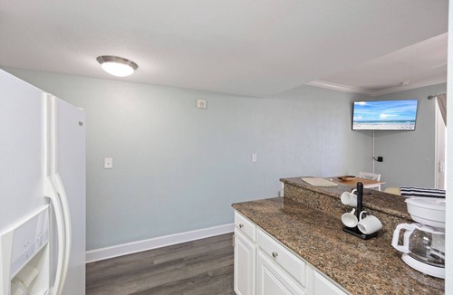 Ono Island Condo | 1 Bedroom Waterfront Gem tucked away in beautiful Harbour Pointe - Sleeps 4+