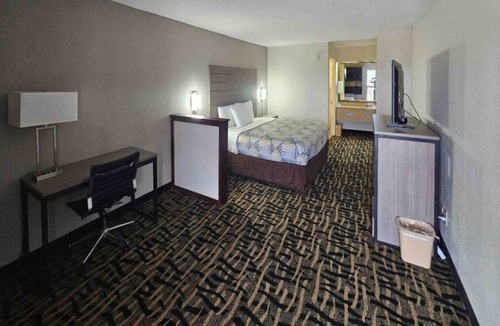 Jackson Apartment | 1 King Bed | Non-Smoking, Micfridge