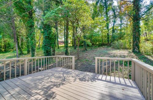 Clinton House | 1 Mi to Dtwn: Quiet Retreat w/Yard in Clinton
