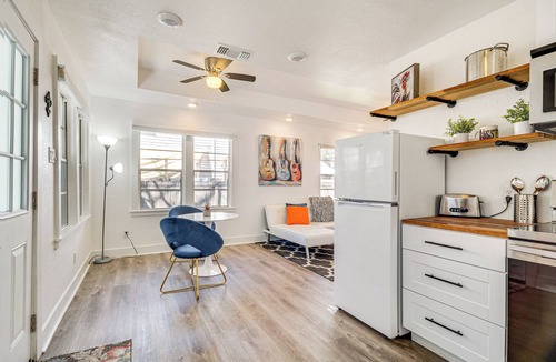 Long Beach Cottage | 1 Mi to Gulf Coast! Couples Retreat in Long Beach