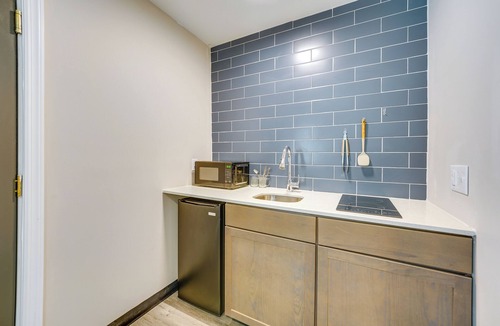 Port Huron Apartment | 1 Mi to Lighthouse Beach: Port Huron Studio