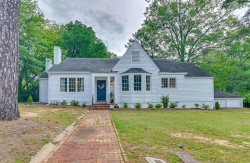 Starkville House | 1 Mi to Miss State: ‘Wremy Cottage’ w/Deck & Yard