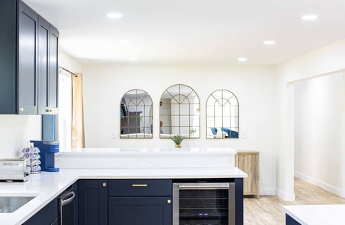 South Bend House | 1 Mi. to Notre Dame, Irish Pub, Hot Tub, 4800sq ft