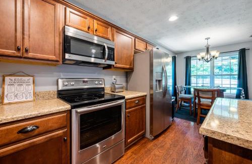 Emerson House | 1 Mile to Lakepoint with Fenced BKYD, Pet-Friendly