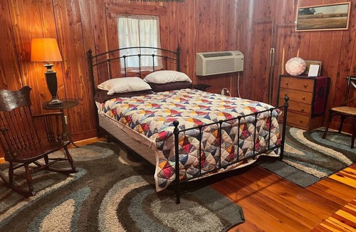 Clinton House | 1 of 3 Guest Quarters 35 Min to U of Alabama