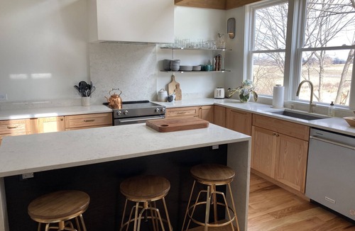 Berrien Springs Other | 10 min to Beach! Clean Spacious Designer wine country Farmhouse fenced-in yard