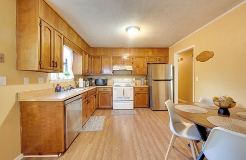 New Castle House | 12 Mi to UAB: Birmingham Corner Hideaway w/Deck