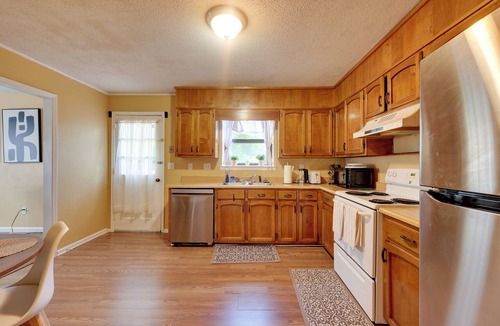 New Castle House | 12 Mi to UAB: Birmingham Corner Hideaway w/Deck